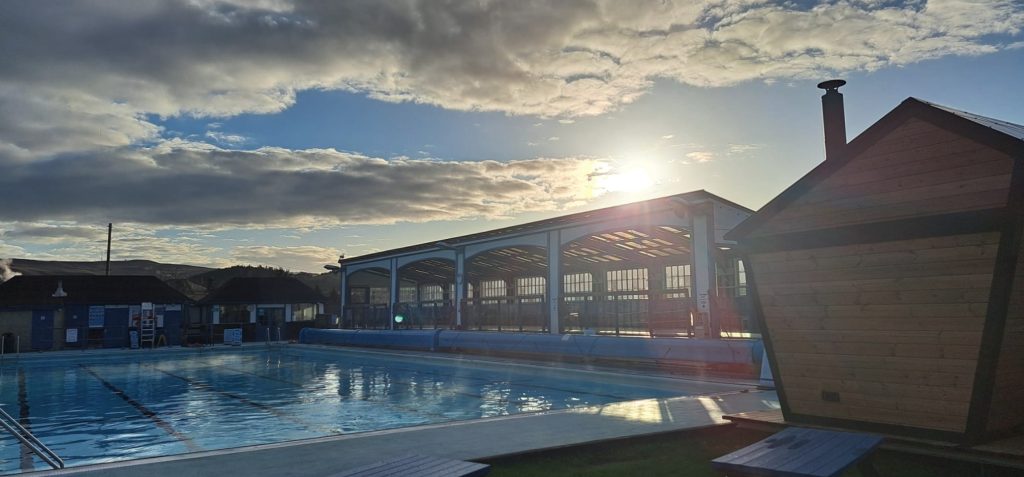 Hive Sauna in the sunshine, Hathersage Pool